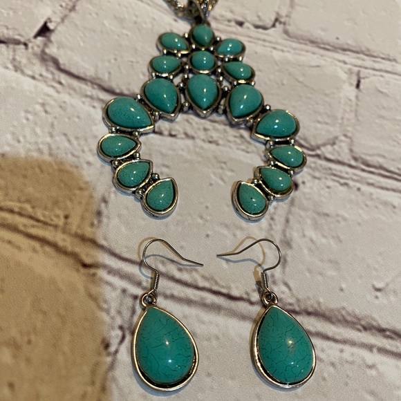 Necklace and Earrings set - Picture 3 of 4